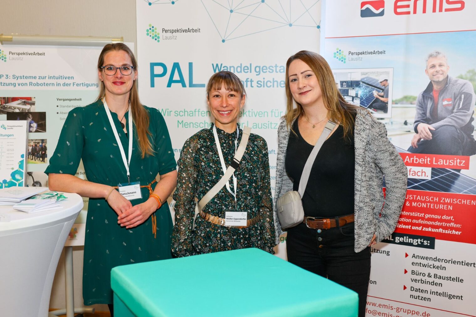 Standbetreuung_PAL_Pietschmann_Mue_Epp_Gruss Standbetreuung Lausitzforum 2038 – im Bild das PAL-Team um Frau Pietschmann, Frau Müller-Eppendorfer und Frau Gruß von der Hochschule Mittweida (Foto Lausitzforum)