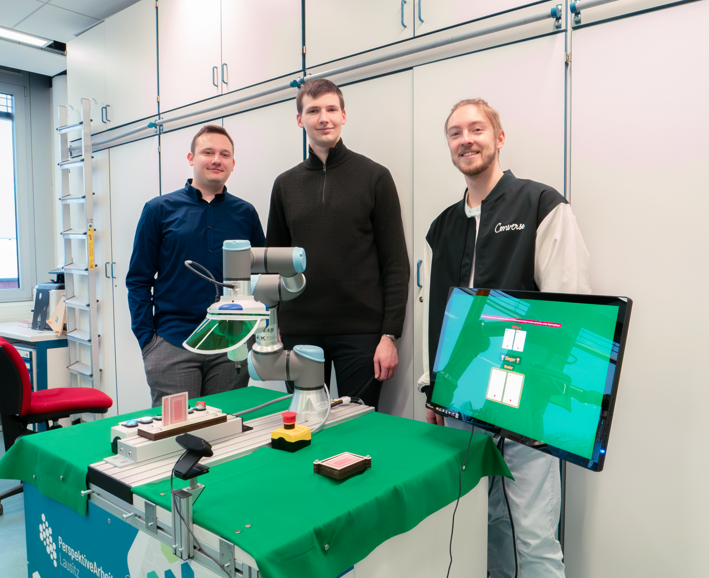 Marco Anke, Antonio Albani und Karl Kunze mit dem Roboter Marco Anke, Antonio Albani und Karl Kunze mit dem Roboter